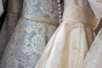 découvrez notre collection de robes de mariée abordables alliant élégance et qualité, parfaites pour un mariage de rêve sans se ruiner.
