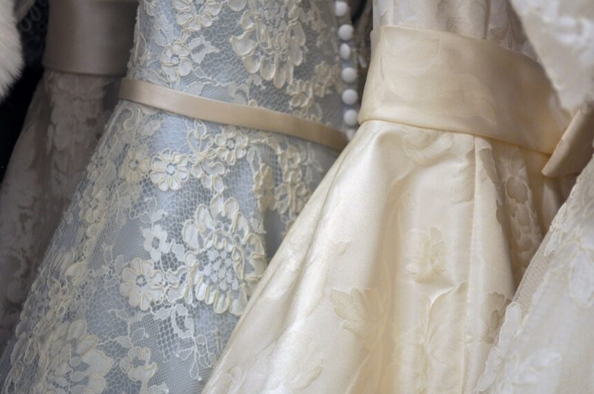 découvrez notre collection de robes de mariée abordables alliant élégance et qualité, parfaites pour un mariage de rêve sans se ruiner.