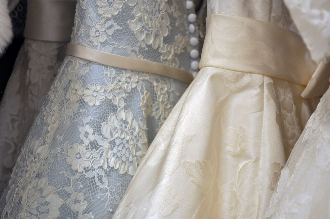 découvrez notre collection de robes de mariée abordables alliant élégance et qualité, parfaites pour un mariage de rêve sans se ruiner.