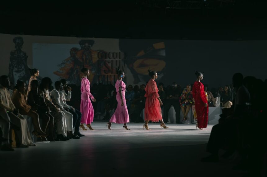 découvrez les dernières tendances et moments forts de la fashion week, l'événement incontournable de la mode où les créateurs présentent leurs nouvelles collections.