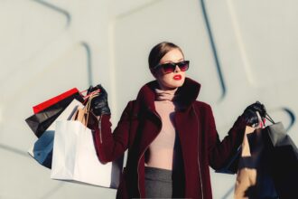 découvrez l'univers de la fast fashion : tendances rapides, vêtements accessibles et styles actuels pour renouveler votre garde-robe en un clin d'œil.
