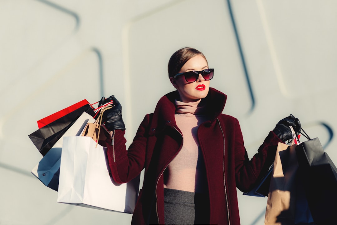 découvrez l'univers de la fast fashion : tendances rapides, vêtements accessibles et styles actuels pour renouveler votre garde-robe en un clin d'œil.