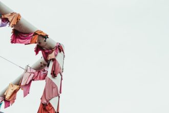 découvrez l'univers de la fast fashion : tendances rapides, vêtements accessibles et styles renouvelés en un temps record pour rester à la pointe de la mode.