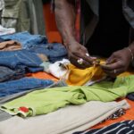 découvrez l'importance de la sensibilisation à la fast fashion et ses impacts environnementaux et sociaux pour un mode de consommation plus responsable.