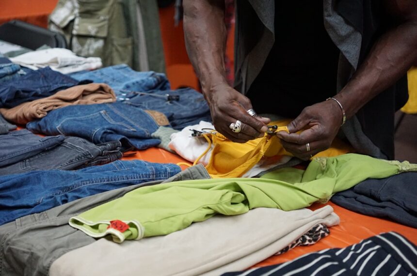 découvrez l'importance de la sensibilisation à la fast fashion et ses impacts environnementaux et sociaux pour un mode de consommation plus responsable.