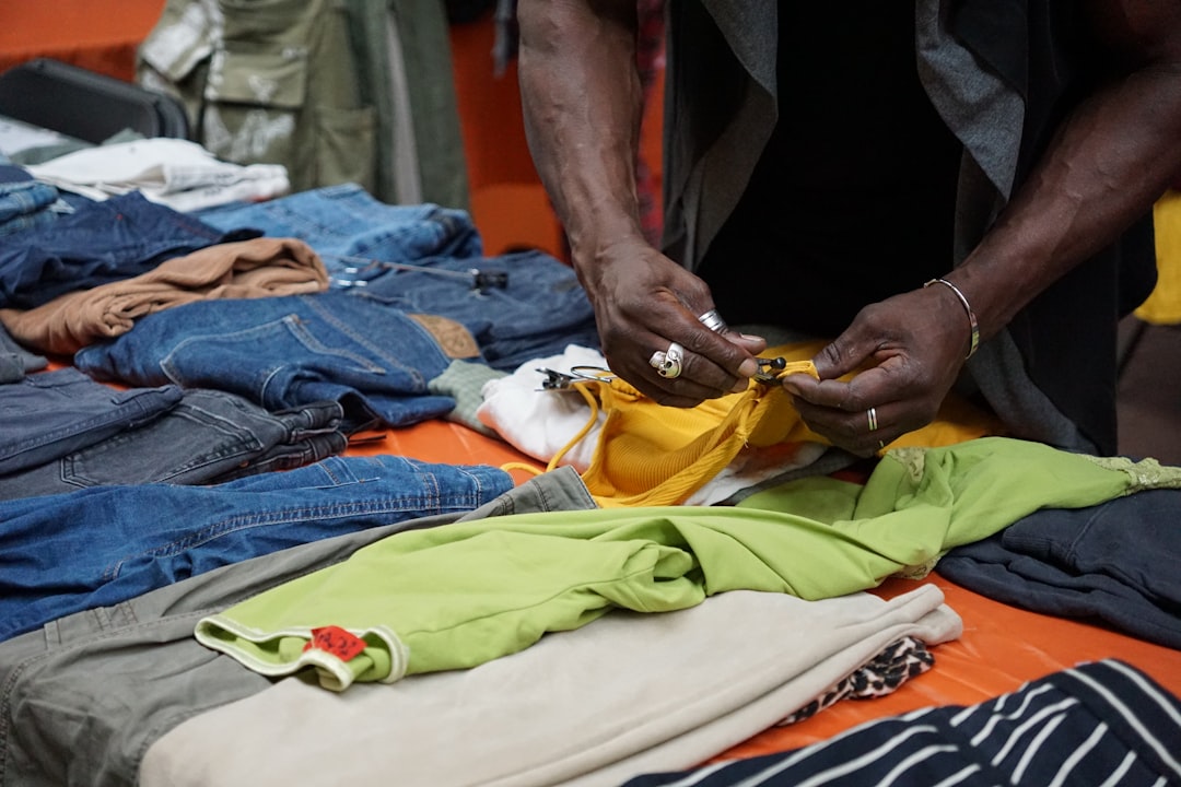 découvrez l'importance de la sensibilisation à la fast fashion et ses impacts environnementaux et sociaux pour un mode de consommation plus responsable.