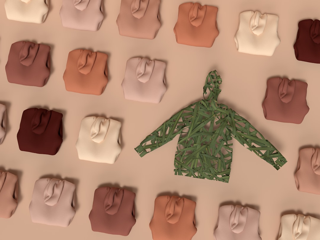 découvrez les conséquences de la fast fashion sur l'environnement et les droits sociaux, et pourquoi une pénalité pourrait freiner cette industrie.
