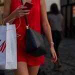 découvrez la pénalité liée à la fast fashion : impacts environnementaux, sociaux et économiques de la mode rapide sur notre planète et nos sociétés.