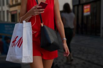 découvrez la pénalité liée à la fast fashion : impacts environnementaux, sociaux et économiques de la mode rapide sur notre planète et nos sociétés.