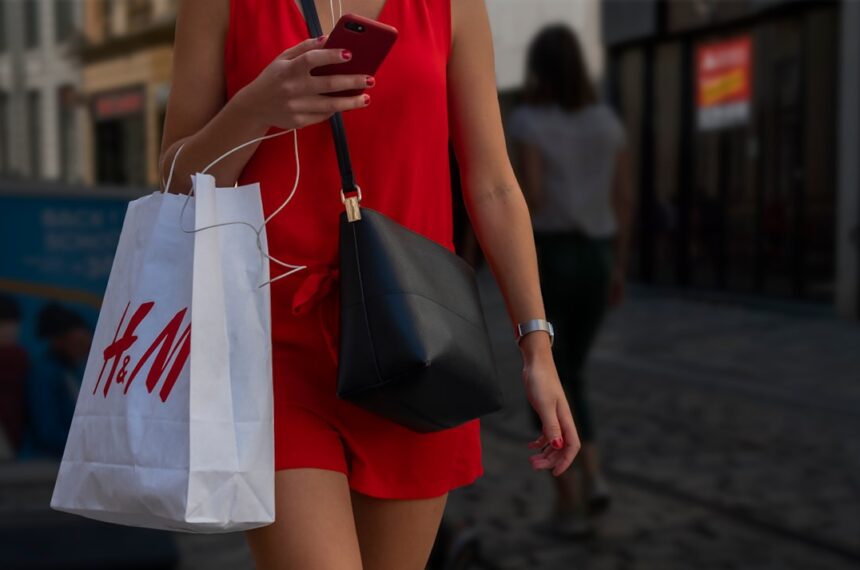 découvrez la pénalité liée à la fast fashion : impacts environnementaux, sociaux et économiques de la mode rapide sur notre planète et nos sociétés.
