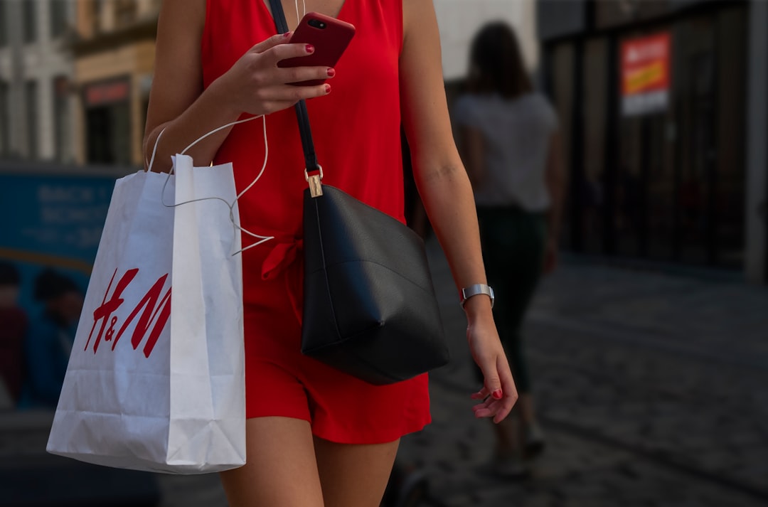 découvrez la pénalité liée à la fast fashion : impacts environnementaux, sociaux et économiques de la mode rapide sur notre planète et nos sociétés.