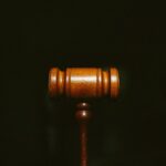 découvrez tout ce qu'il faut savoir sur les procédures de procès, les droits des parties impliquées et les démarches juridiques en cas de litige.