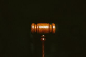 découvrez tout ce qu'il faut savoir sur les procédures de procès, les droits des parties impliquées et les démarches juridiques en cas de litige.