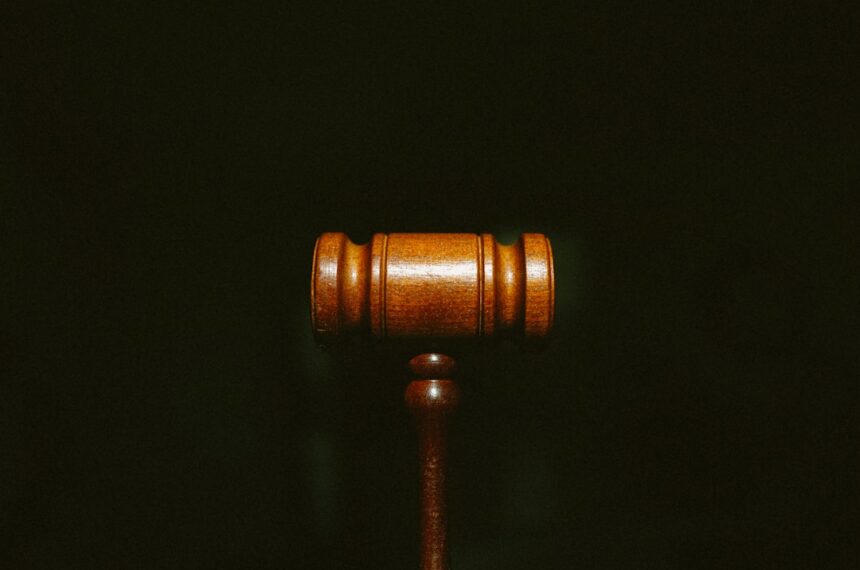 découvrez tout ce qu'il faut savoir sur les procédures de procès, les droits des parties impliquées et les démarches juridiques en cas de litige.