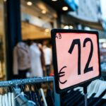 découvrez les conséquences financières des pratiques ultra-rapides dans la mode et leur impact sur l'industrie.