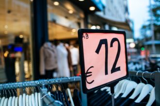 découvrez les conséquences financières des pratiques ultra-rapides dans la mode et leur impact sur l'industrie.