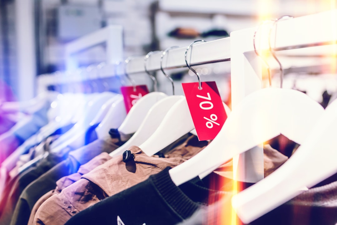 découvrez la taxe ultra-rapide sur la mode : un nouveau régime fiscal destiné à réguler l'industrie de la fast fashion en favorisant la durabilité et la responsabilité environnementale.