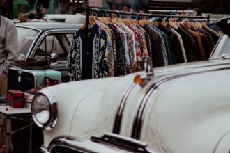 découvrez notre vente de vêtements vintage : des pièces uniques et authentiques pour un style rétro inégalé à petits prix.