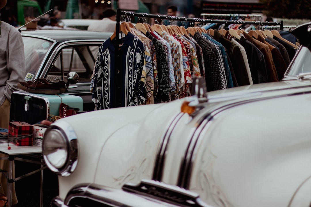 découvrez notre vente de vêtements vintage : des pièces uniques et authentiques pour un style rétro inégalé à petits prix.