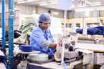 découvrez les dernières réglementations sur la fast-fashion et leur impact sur l'industrie du textile pour une mode plus responsable et durable.