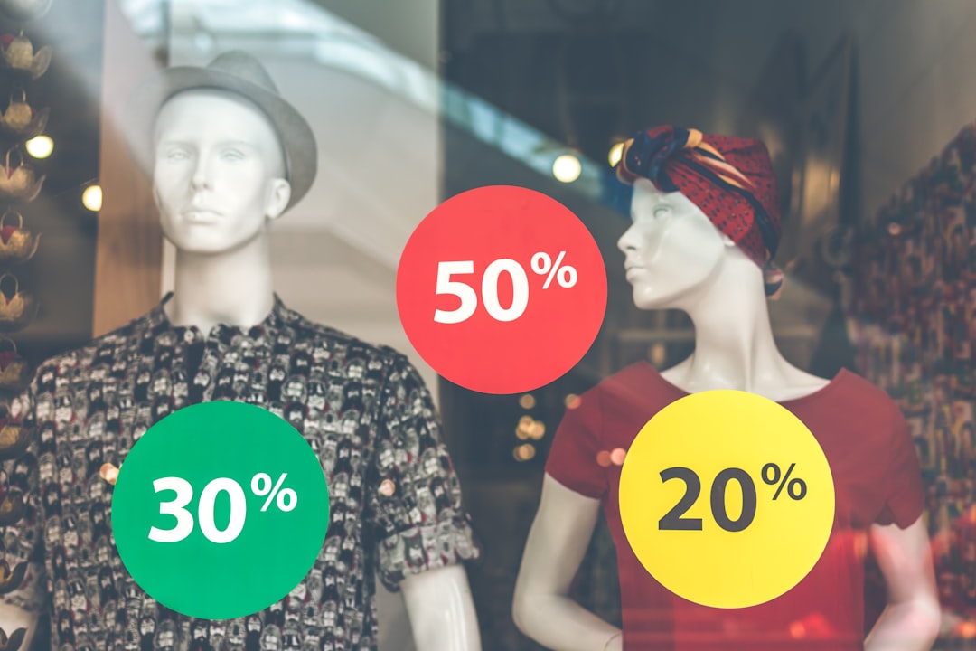 découvrez la taxe sur la fast fashion : un dispositif visant à réduire l'impact environnemental de l'industrie textile en encourageant une consommation plus responsable.